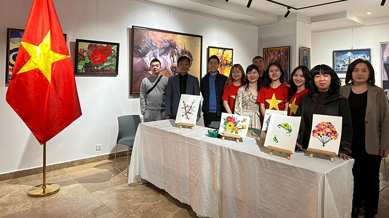 Tập thể cán bộ, nhân viên Đại sứ quán Việt Nam tại Mông Cổ, con em cán bộ, du học sinh tham dự Triển lãm.