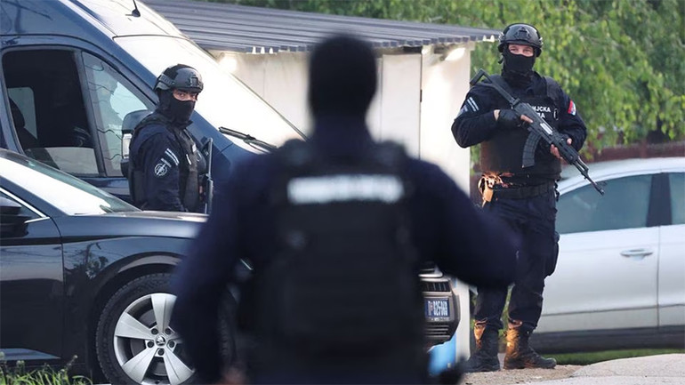 Theo RTS, khoảng 600 cảnh sát Serbia đã tham gia truy bắt nghi phạm trong đêm 4/5/2023. (Ảnh: Reuters)