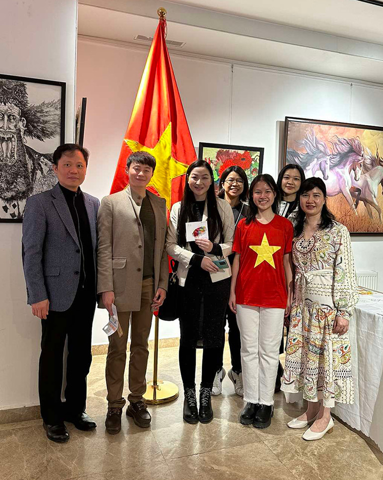 Cán bộ, nhân viên Đại sứ quán Việt Nam tại Mông Cổ tiếp đón bạn bè quốc tế tham quan Gian văn hóa-nghệ thuật Việt Nam.