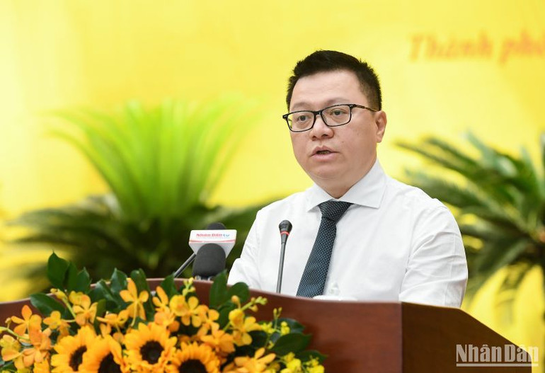 Đồng chí Lê Quốc Minh, Tổng Biên tập Báo Nhân Dân, Phó Trưởng Ban Tuyên giáo Trung ương, Chủ tịch Hội Nhà báo Việt Nam phát biểu tại hội nghị.