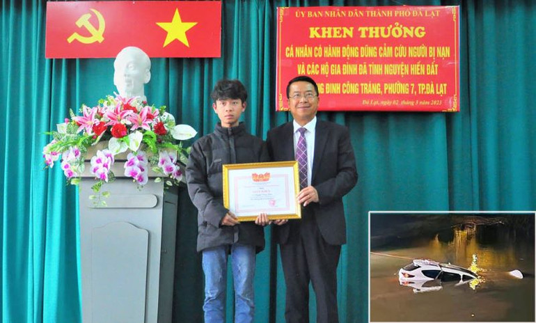 Chủ tịch Ủy ban nhân dân TP Đà Lạt khen thưởng Nguyễn Trung Hiếu và hiện trường chiếc xe gặp nạn trên hồ Xuân Hương (ảnh nhỏ). Chủ tịch Ủy ban nhân dân TP Đà Lạt khen thưởng Nguyễn Trung Hiếu và hiện trường chiếc xe gặp nạn trên hồ Xuân Hương (ảnh nhỏ).