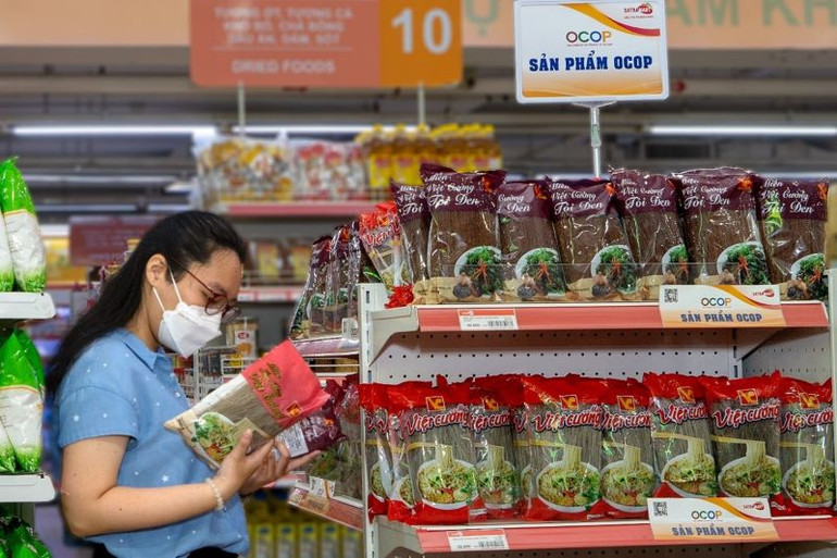 SATRA tạo điều kiện để các sản phẩm OCOP được trưng bày tại những vị trí thuận lợi để người tiêu dùng dễ dàng nhận biết, lựa chọn. (Ảnh: Quầy hàng OCOP tại Satramart Siêu thị Phạm Hùng)