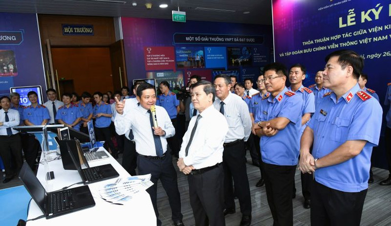 Tổng giám đốc VNPT Huỳnh Quang Liêm giới thiệu với Lãnh đạo Viện Kiểm sát nhân dân tối cao về hệ sinh thái số của VNPT.