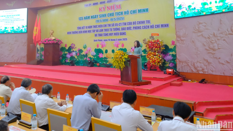 Đồng chí Huỳnh Thị Hằng, Phó Bí thư thường trực Tỉnh ủy, Chủ tịch Hội đồng Nhân dân tỉnh Bình Phước phát biểu tại buổi lễ. Đồng chí Huỳnh Thị Hằng, Phó Bí thư thường trực Tỉnh ủy, Chủ tịch Hội đồng Nhân dân tỉnh Bình Phước phát biểu tại buổi lễ.