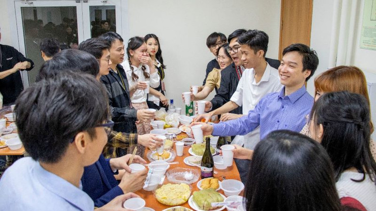 Lưu học sinh quây quần bên mâm cơm Tết truyền thống. (Ảnh: Huy Hoàng)