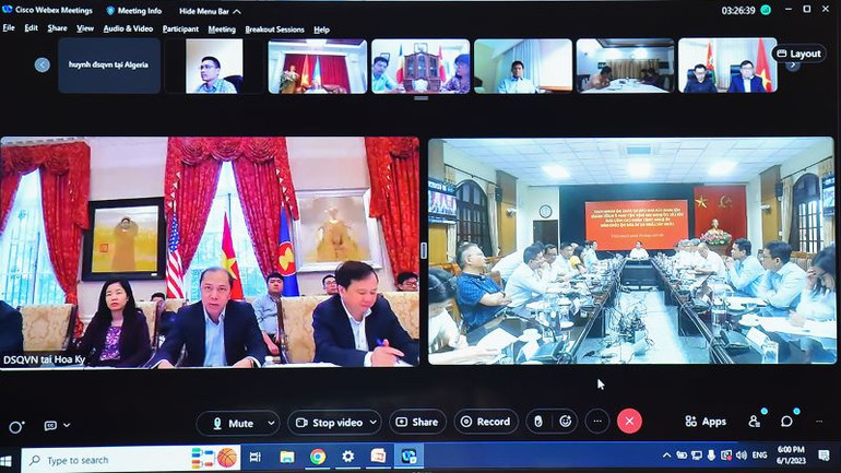 Hội nghị quán triệt việc nâng cao hiệu quả của công tác lãnh sự và bảo hộ công dân ở ngoài nước theo hình thức trực tiếp kết hợp trực tuyến. Hội nghị quán triệt việc nâng cao hiệu quả của công tác lãnh sự và bảo hộ công dân ở ngoài nước theo hình thức trực tiếp kết hợp trực tuyến.