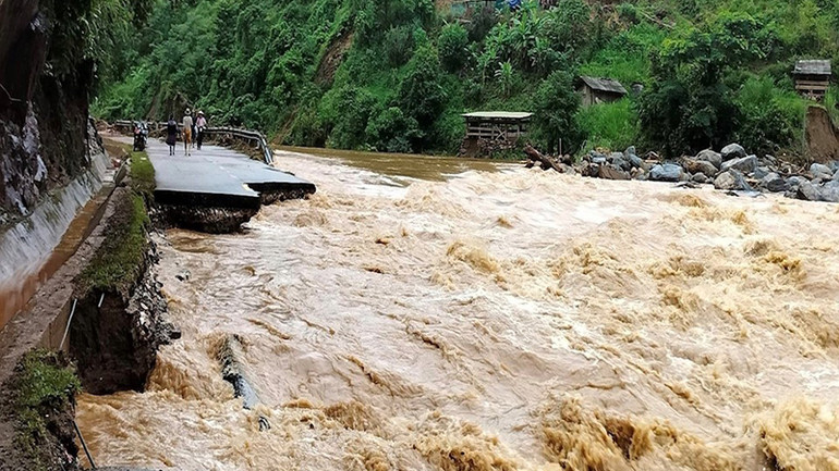 Mưa to nhiều ngày gây lũ và sạt lở đất, giao thông chia cắt và làm hư hại nhiều công trình lưới điện trên địa bàn huyện Mù Cang Chải.