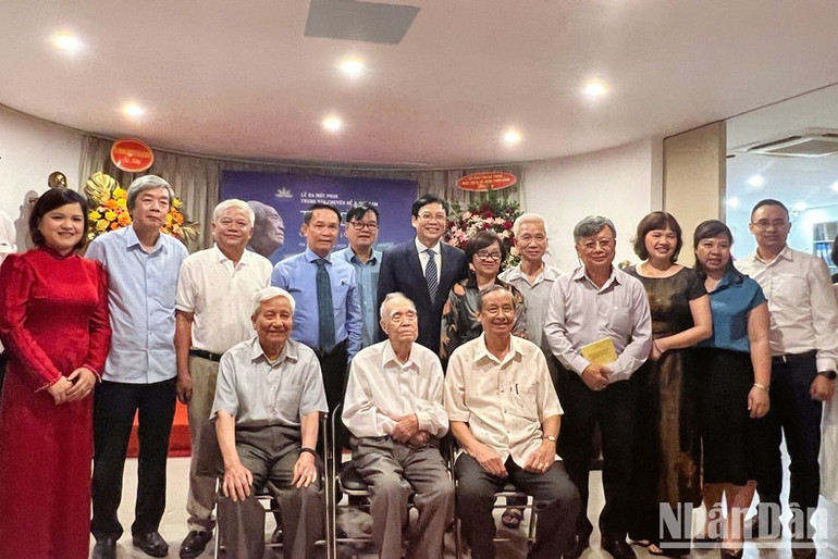 Nhà báo Thái Duy (người ngồi giữa) cùng các đại biểu tại sự kiện. Nhà báo Thái Duy (người ngồi giữa) cùng các đại biểu tại sự kiện.