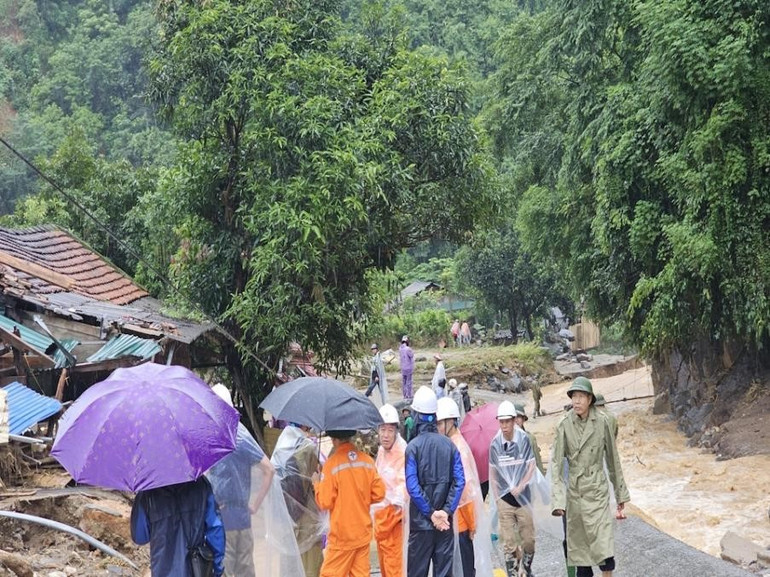 Ông Vũ Duy Khương - Phó Giám đốc, Phó Trưởng Ban Chỉ huy Phòng, chống thiên tai và Tìm kiếm cứu nạn PC Yên Bái đi kiểm tra các điểm sự cố trên lưới điện tại huyện Mù Cang Chải.
