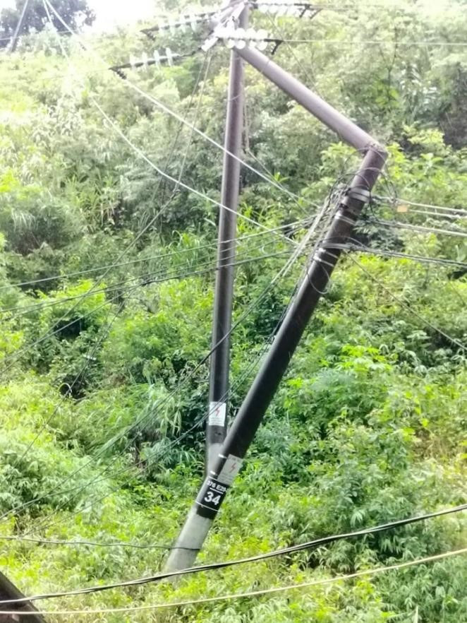 Cột điện thuộc đường dây 35kV lộ 376E29.2 phân đoạn Mường Kim - Mù Cang Chải bị gãy, đổ.