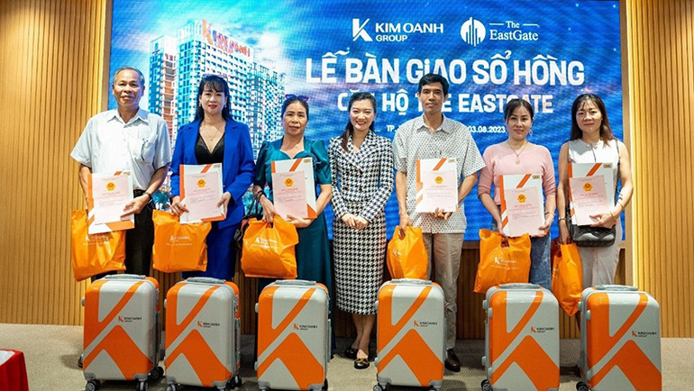 Bà Nguyễn Ngọc Ánh - Phó Chủ tịch Hội đồng quản trị Kim Oanh Group trao sổ hồng và chụp ảnh lưu niệm cùng cư dân The EastGate.