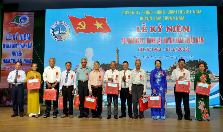 Lãnh đạo huyện Hàm Thuận Nam trao quà cho người có công và gia đình chính sách trên địa bàn huyện. Lãnh đạo huyện Hàm Thuận Nam trao quà cho người có công và gia đình chính sách trên địa bàn huyện.