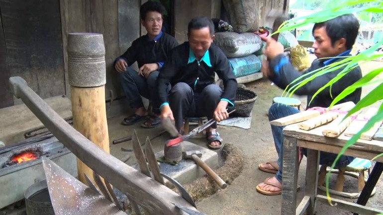 Nghệ nhân Cứ A Khua truyền dạy nghề rèn cho người dân huyện Tủa Chùa.