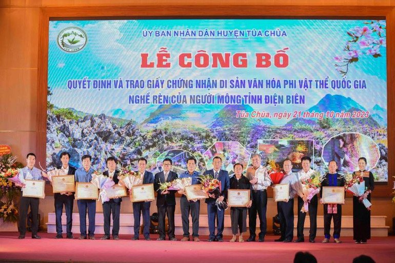 Lãnh đạo tỉnh Điện Biên trao bằng Công nhận Di sản văn hoá phi vật thể nghề rèn cho các huyện có cộng đồng dân tộc Mông.