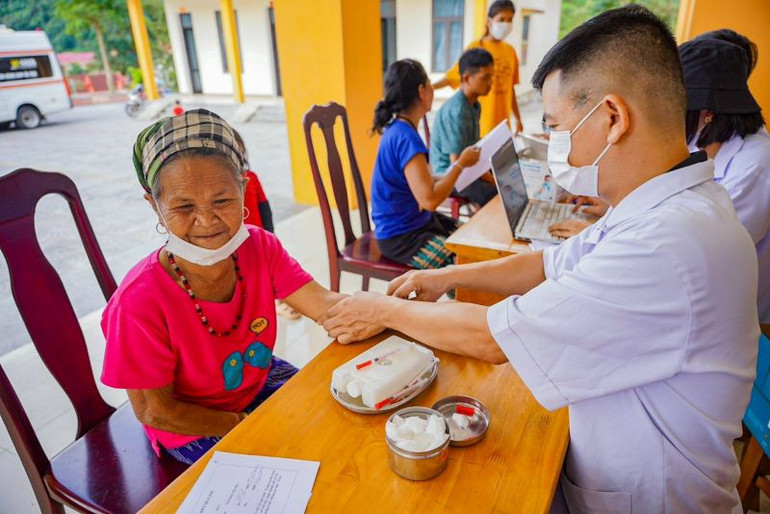 Lấy máu xét nghiệm phát hiện bệnh lao cho đồng bào Ma Coong ở Tân Trạch.