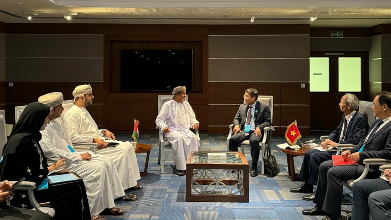 Thứ trưởng Thường trực Bộ ngoại giao Nguyễn Minh Vũ gặp Thứ trưởng Giao thông, Truyền thông và Công nghệ thông tin Oman Khamis Al-Shammakhi. (Ảnh: Bộ Ngoại giao Việt Nam)