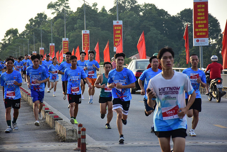 Các vận động viên chinh phục cung đường qua cầu Nông Tiến.