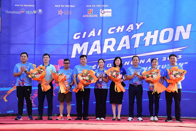 Ban tổ chức trao biểu trưng ủng hộ 50 triệu đồng cho Huyện đoàn Hàm Yên để thực hiện chương trình xóa nhà tạm, nhà dột nát cho hộ nghèo.