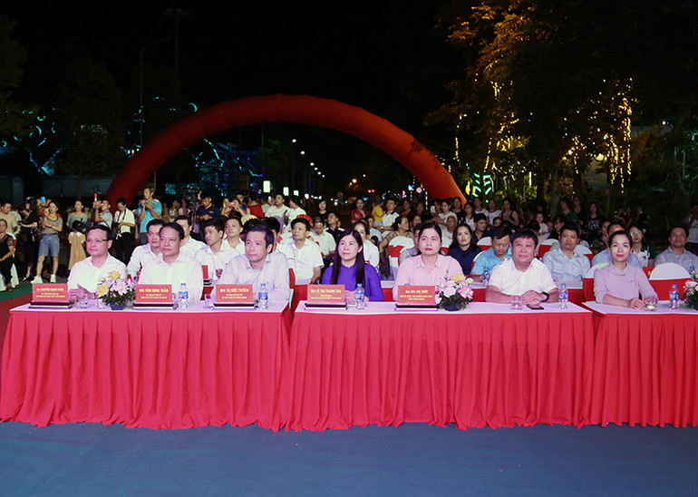 Đại biểu tham dự khai mạc hội chợ.