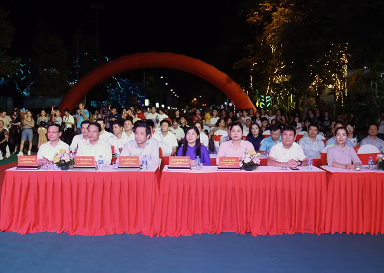 Đại biểu tham dự khai mạc hội chợ.