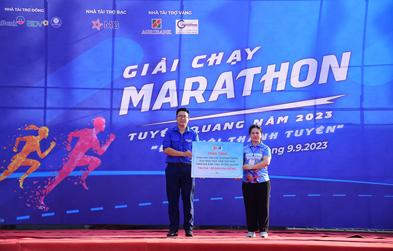 Ban tổ chức tặng hoa các vận động viên tham gia giải.