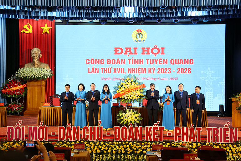 Lãnh đạo Tổng Liên đoàn lao động Việt Nam tặng hoa chúc mừng Đại hội.