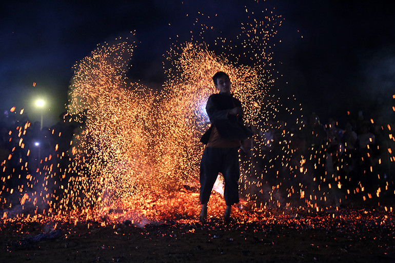 Huyền bí lễ nhảy lửa của người Pà Thẻn. Huyền bí lễ nhảy lửa của người Pà Thẻn.