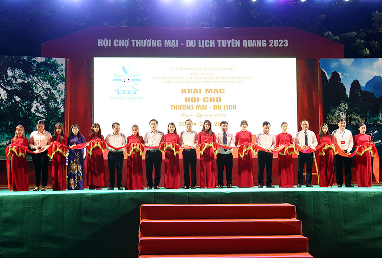 Các đại biểu cắt băng khai mạc hội chợ.