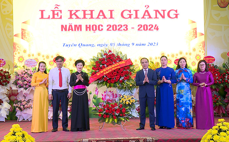 Đồng chí Chẩu Văn Lâm, Bí thư Tỉnh ủy Tuyên Quang tặng hoa chúc mừng thầy và trò Trường phổ thông dân tộc nội trú-trung học phổ thông tỉnh.