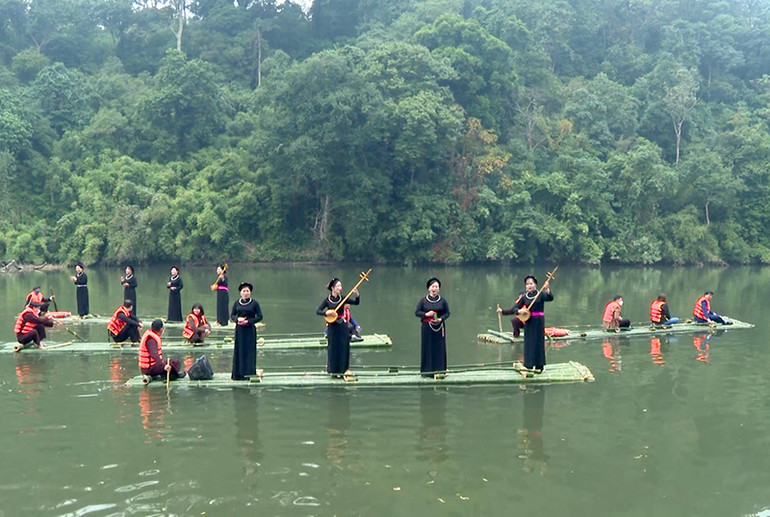 Bơi mảng hát then trên hồ Nà Nưa thu hút khách du lịch.