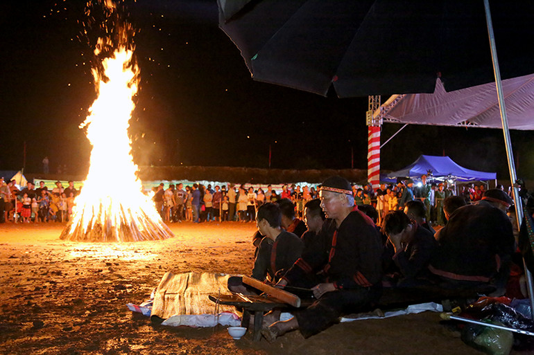 Thực hiện nghi lễ chuẩn bị cho lễ nhảy lửa. Thực hiện nghi lễ chuẩn bị cho lễ nhảy lửa.