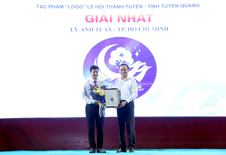 Phó Chủ tịch UBND tỉnh Tuyên Quang Nguyễn Mạnh Tuấn trao giải Nhất cho tác giả Cuộc thi Thiết kế logo Lễ hội Thành Tuyên.