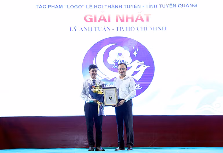 Phó Chủ tịch UBND tỉnh Tuyên Quang Nguyễn Mạnh Tuấn trao giải Nhất cho tác giả Cuộc thi Thiết kế logo Lễ hội Thành Tuyên.