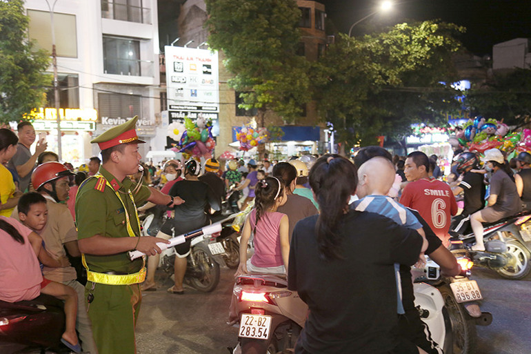 Lượng du khách đổ về thành phố Tuyên Quang lên tới cả vạn người mỗi đêm.