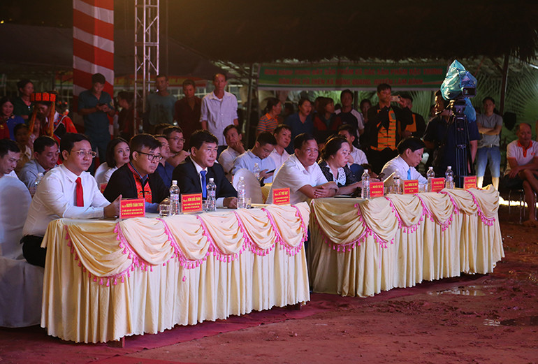 Các đại biểu tham dự buổi lễ. Các đại biểu tham dự buổi lễ.