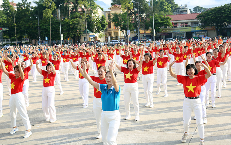 Các tiết mục được biểu diễn khỏe khoắn, đồng đều.