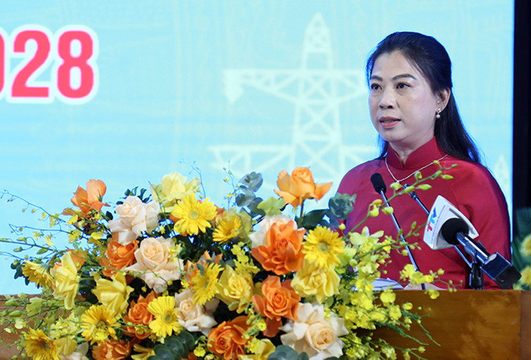 Đồng chí Lê Thị Kim Dung, Phó Bí thư Thường trực Tỉnh ủy, Chủ tịch Hội đồng nhân dân tỉnh Tuyên Quang phát biểu tại Đại hội.