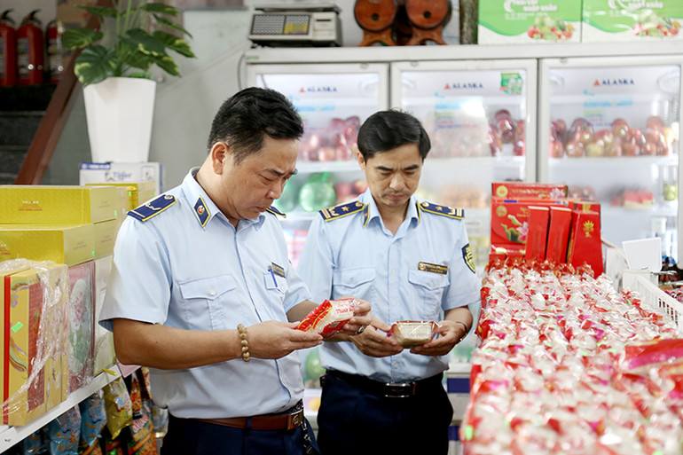Lực lượng quản lý thị trường kiểm tra nguồn gốc, xuất xứ các loại bánh Trung thu.