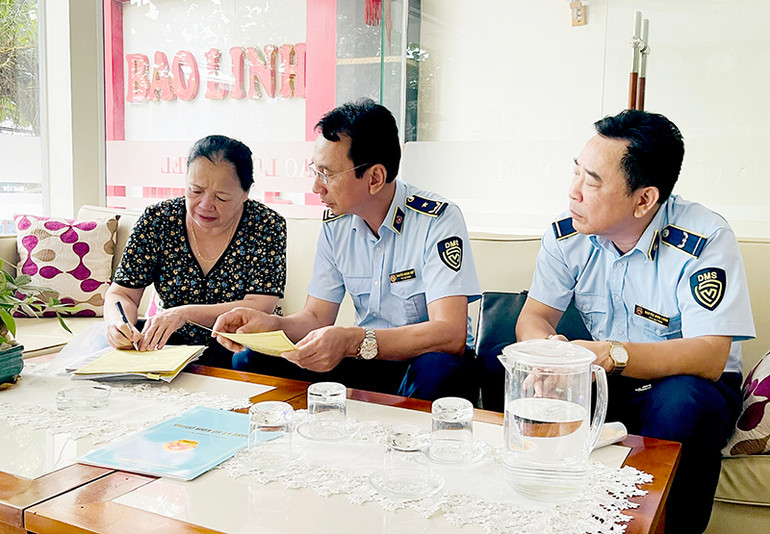 Hộ kinh doanh nhà nghỉ tại phường Tân Quang, thành phố Tuyên Quang ký cam kết chấp hành quy định của pháp luật về kinh doanh dịch vụ lưu trú.