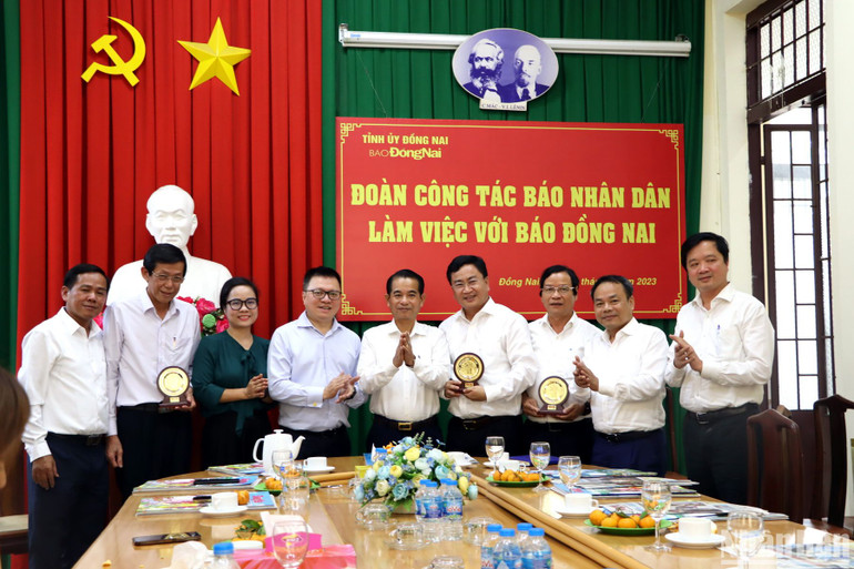 Lãnh đạo Báo Nhân Dân tặng quà lưu niệm cho Hội Nhà báo tỉnh và các cơ quan báo chí tỉnh Đồng Nai.