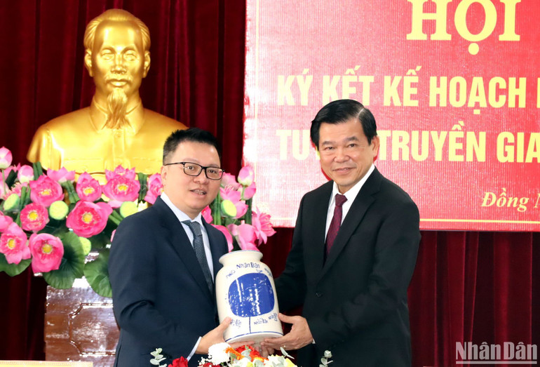 Đồng chí Lê Quốc Minh tặng quà lưu niệm cho lãnh đạo tỉnh Đồng Nai.