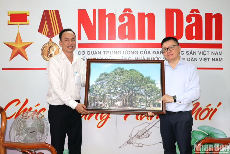 Đồng chí Lê Quốc Minh và Đoàn công tác Báo Nhân Dân thăm, tặng quà lưu niệm cho Văn phòng đại diện Báo Nhân Dân tại Đồng Nai.