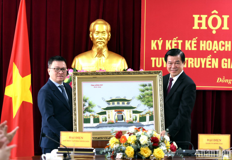 Đồng chí Nguyễn Hồng Lĩnh tặng quà lưu niệm cho lãnh đạo Báo Nhân Dân.