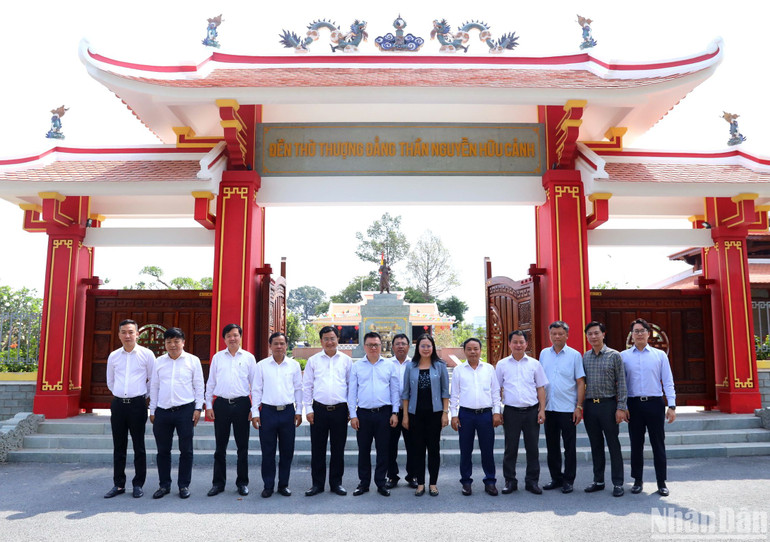 Đồng chí Lê Quốc Minh và Đoàn công tác của Báo Nhân Dân chụp ảnh lưu niệm với các đại biểu tỉnh Đồng Nai tại Đền thờ Nguyễn Hữu Cảnh.