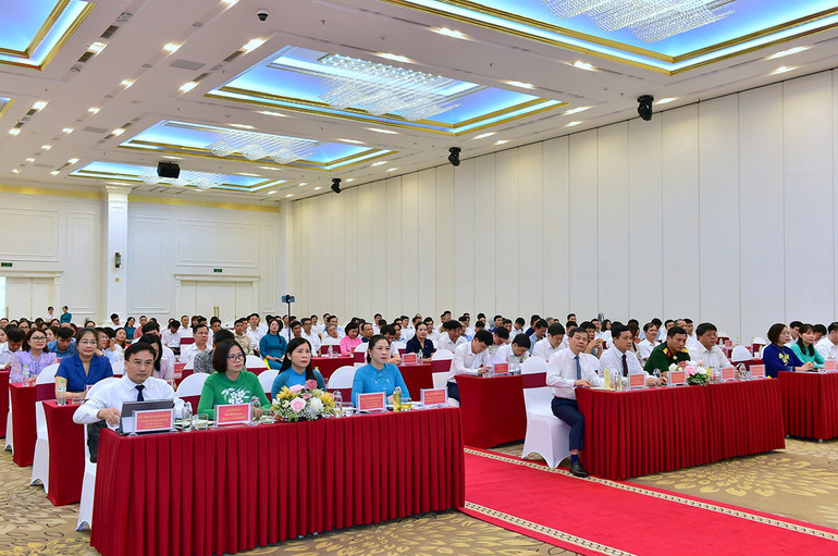 Các đại biểu tham dự kỷ niệm. Các đại biểu tham dự kỷ niệm.