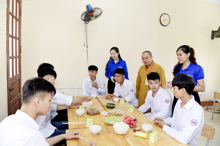 Gần 8.000 suất ăn trưa miễn phí được Ban Trị sự Giáo hội Phật giáo Việt Nam tỉnh Tuyên Quang phối hợp Tỉnh đoàn tổ chức phát miễn phí cho các thí sinh.