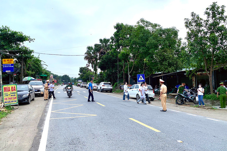 Lực lượng Cảnh sát giao thông, Thanh tra giao thông có mặt từ rất sớm để phân luồng giao thông trên tuyến Quốc lộ 2 Tuyên Quang-Hà Giang, đoạn qua xã Thái Hòa, huyện Hàm Yên để thí sinh đi thi an toàn, thuận lợi.