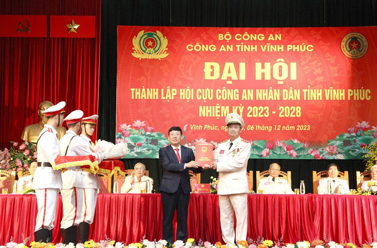 Chủ tịch Ủy ban nhân dân tỉnh Lê Duy Thành trao quyết định thành lập Hội.