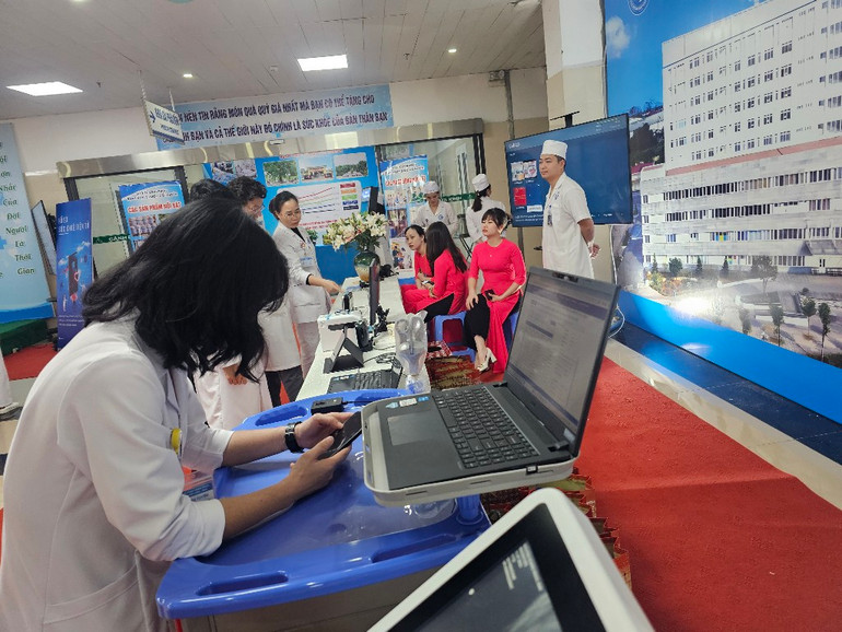 Quầy giới thiệu kết quả chuyển đổi số của ngành y tế Vĩnh Phúc.