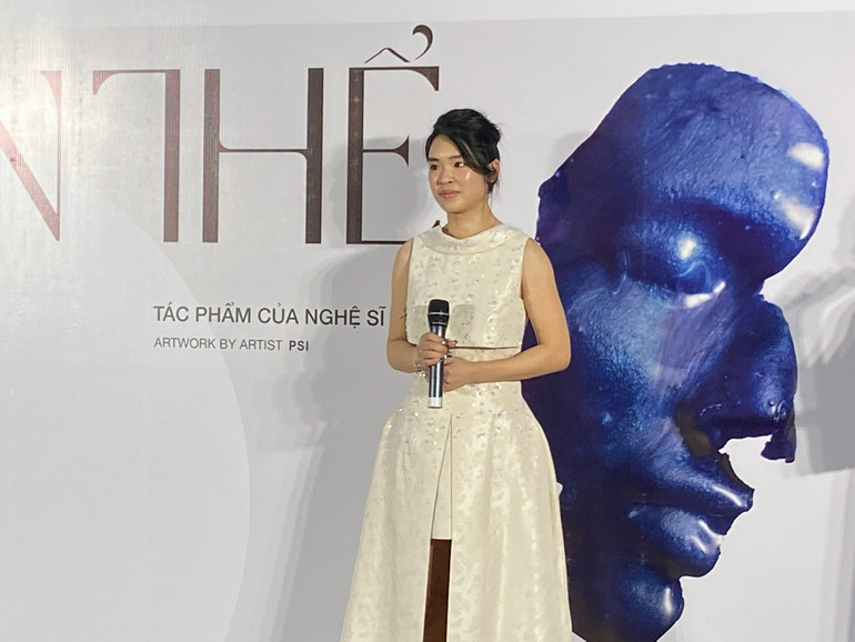 Nghệ sĩ PSI chia sẻ về ý tưởng triển lãm. Nghệ sĩ PSI chia sẻ về ý tưởng triển lãm.